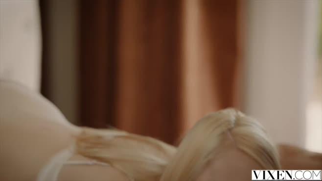 Лысый зрелый мужик развёл белокурую студентку на жёсткий секс