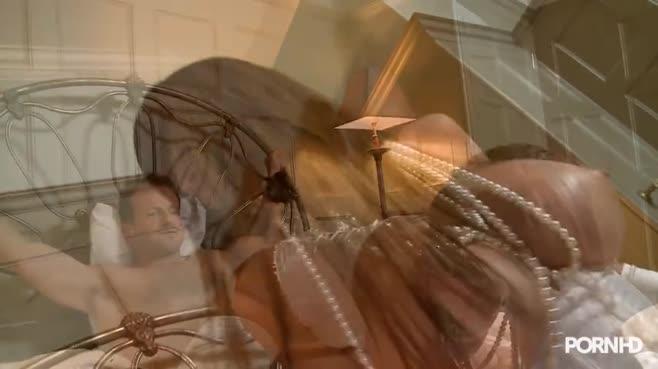 Мамка в белых перчатках кончает от нежного кунилингуса