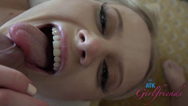 Татуированная телка кричит от оргазма и получает кремпай