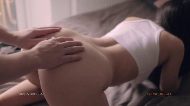 Парень обкончал лобок жопастой телке с красивыми сиськами