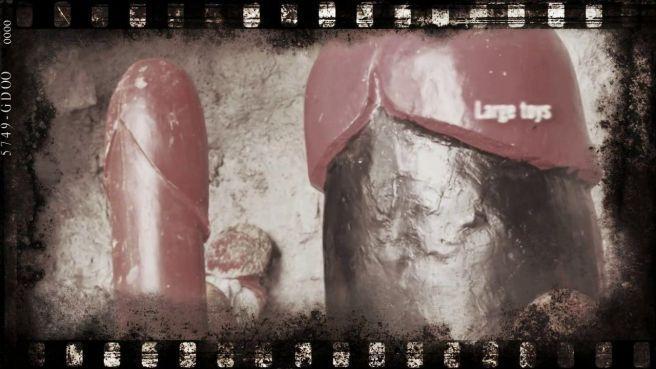 Деваха порвала колготки и села жопой на огромный дилдо