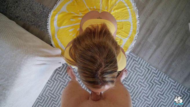 Блондинка с большими сиськами отсосала и дала себя трахнуть раком и в других позах 