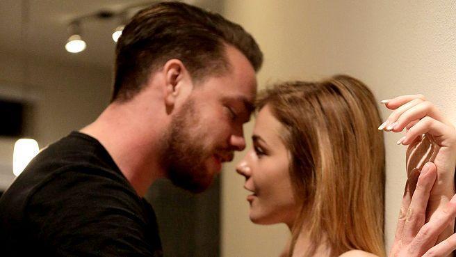 Худая телка долбится в вагину с хахалем на кухонной столешнице