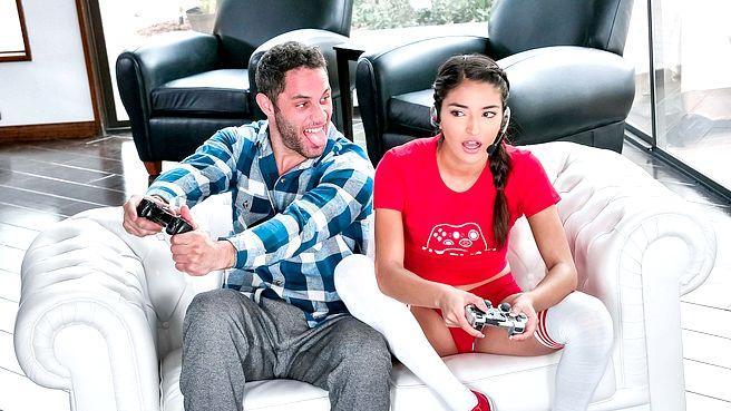 Брюнетка в гольфах прокатилась на горячем члене друга